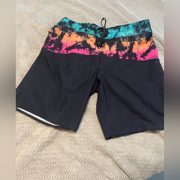 Billabong swim shorts, size 30. Perfect condition, inseam 8 inches - Picture 3 of 5